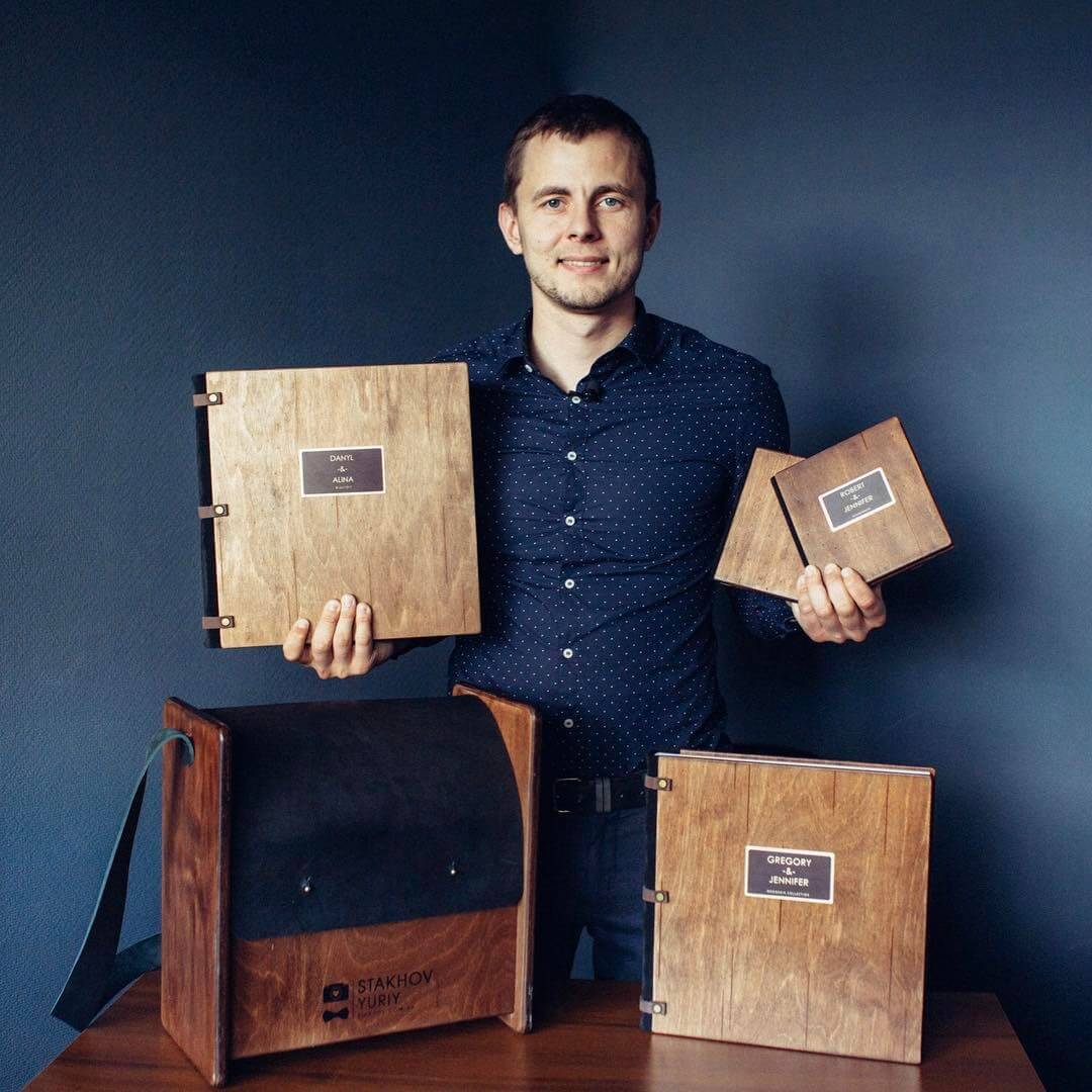 свадебные фотокниги для клиентов фотографа в деревянной обложке